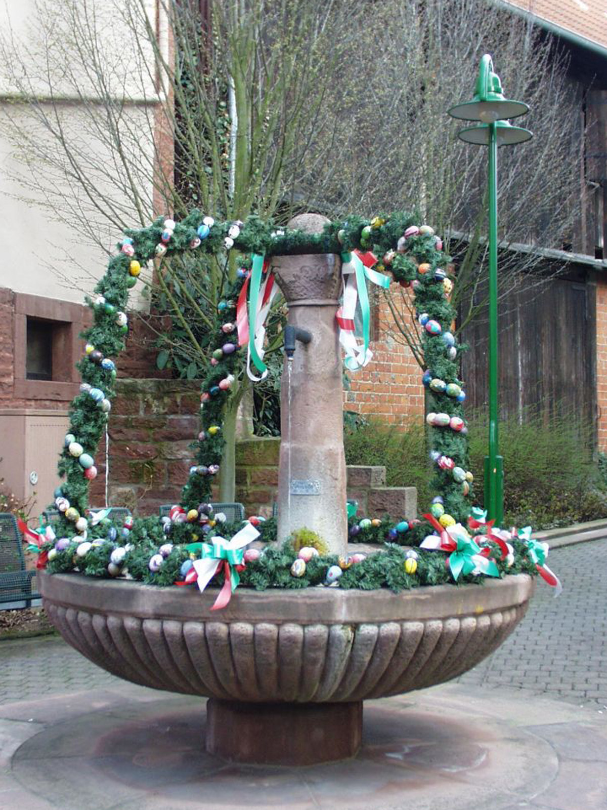  Spitalbrunnen mit Osterschmuck 