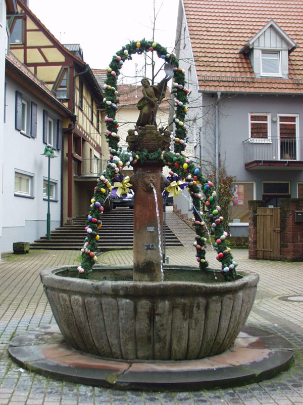  Weedbrunnen mit Osterschmuck 